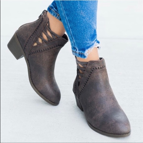 😍restock Brown criss cross v cut booties - Picture 6 of 8